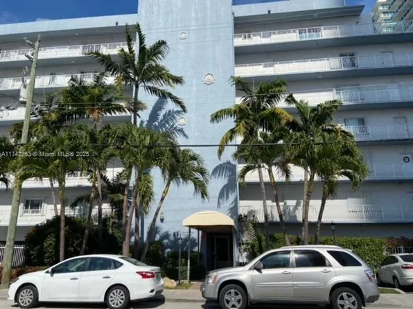 677 NE 24th St APT 203, Miami, FL 33137