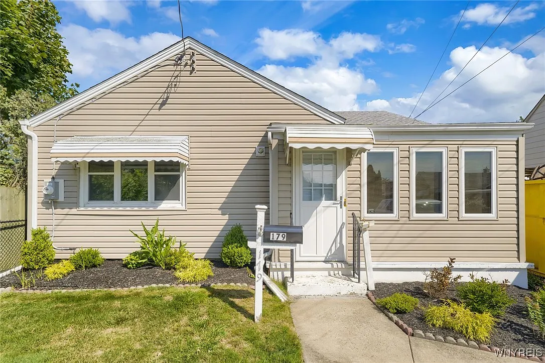 179 Cass Ave photo 1