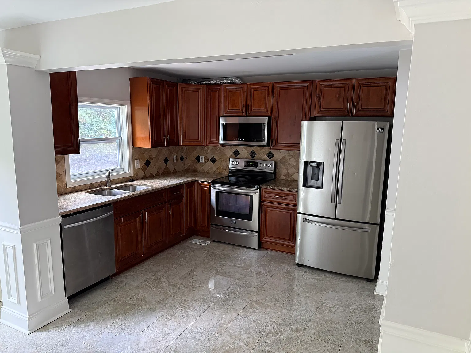 3 bed, 1600 sqft, $1,700 — Photo 3
