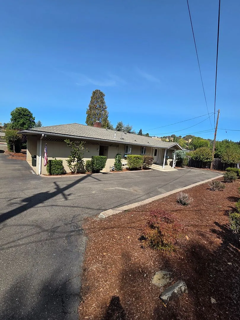 Winchester 3 bedroom home with carport — Photo 2