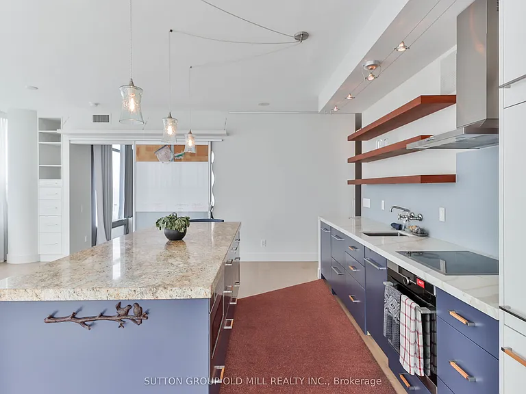105 The Queensway #2110 — Photo 10