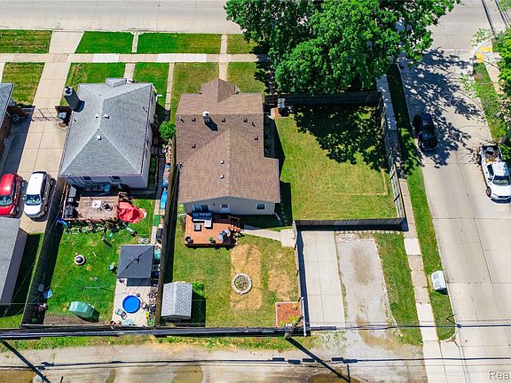 5th image of 826 Goddard St