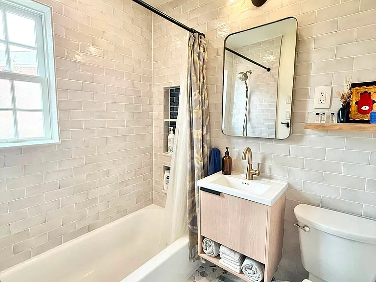1616 W Abingdon Dr #202 — Photo 6