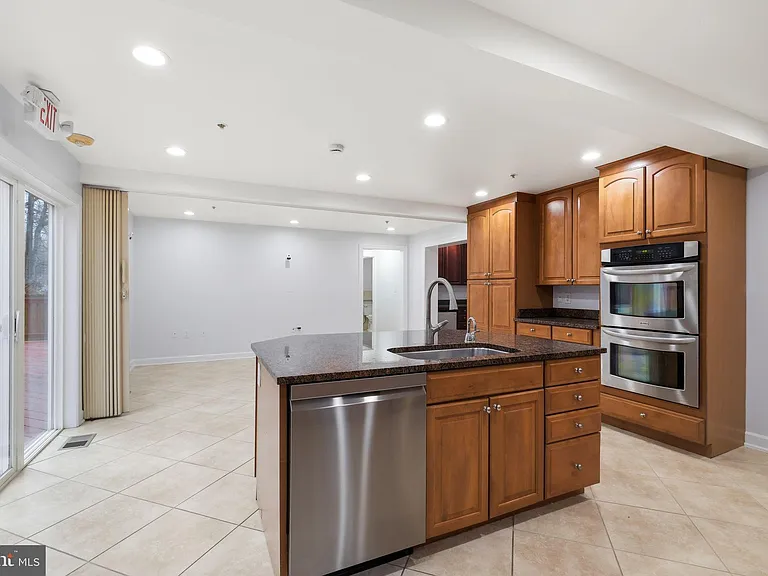 711 Lamberton Dr — Photo 15
