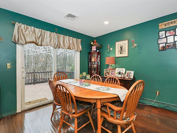5th image of 28 Park Woods Ln