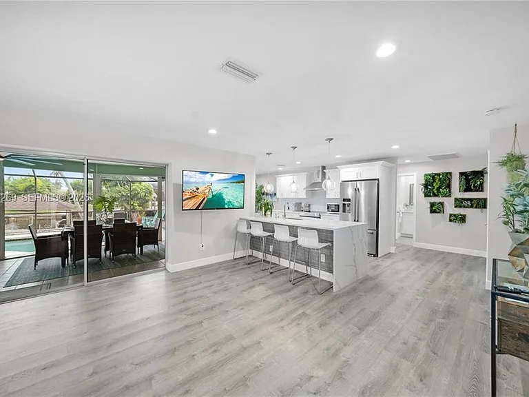 1138 N Lucerne Ave — Photo 6