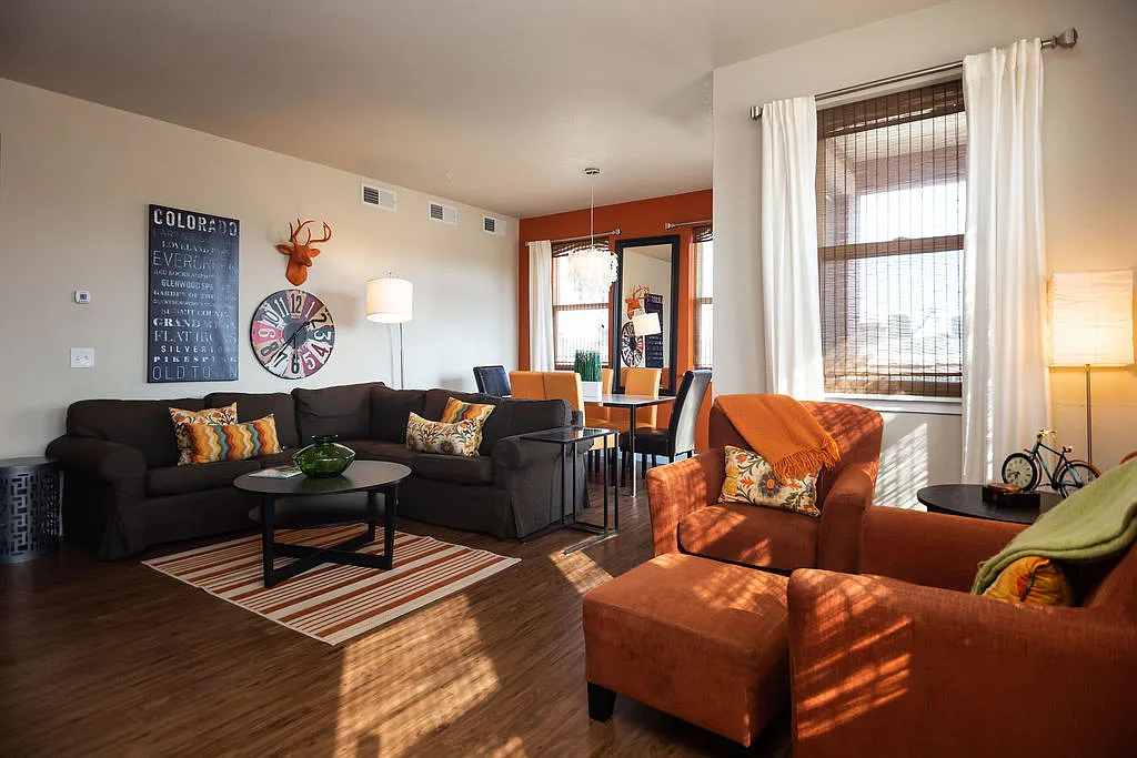 220 Willow 202 — Photo 1