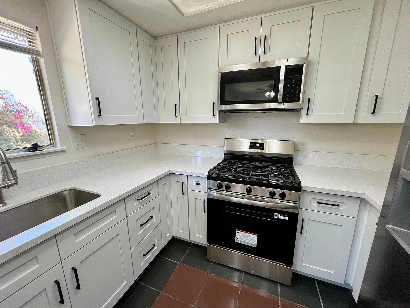*Newly Updated* Single story 3bed+den/2 bath newly renovated home — Photo 3