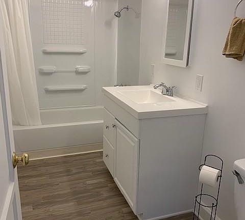 5th image of 2667 Montrose Ave