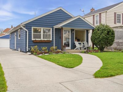 2011 N 85th STREET, Wauwatosa, WI, 53226