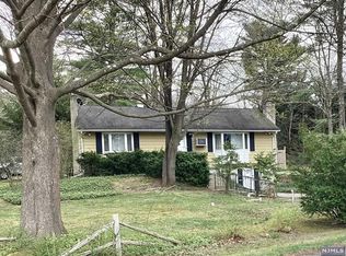 26 Fremont Ter, Oak Ridge, NJ 07438