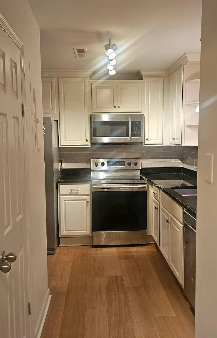 3 bed, 2.5 bath, 1484 sqft, $2,150 — Photo 2