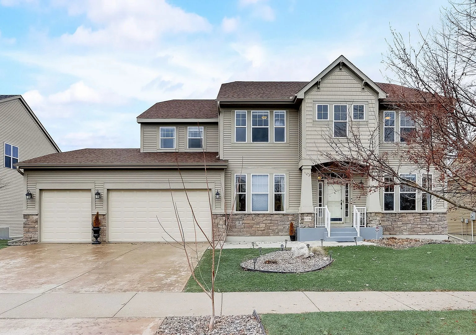 Grand 5 bed 4.5 bath Maple Grove Home w/ 3-Car Garage! Fully Furnished — Photo 1