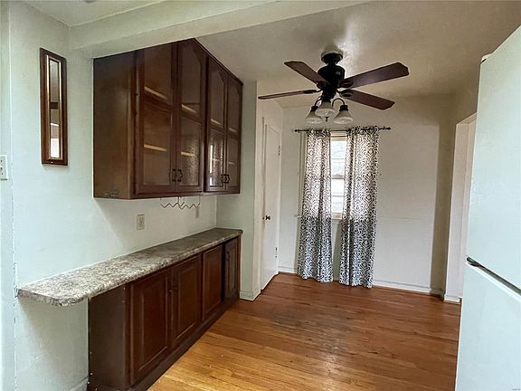5th image of 2837 Wismer Ave