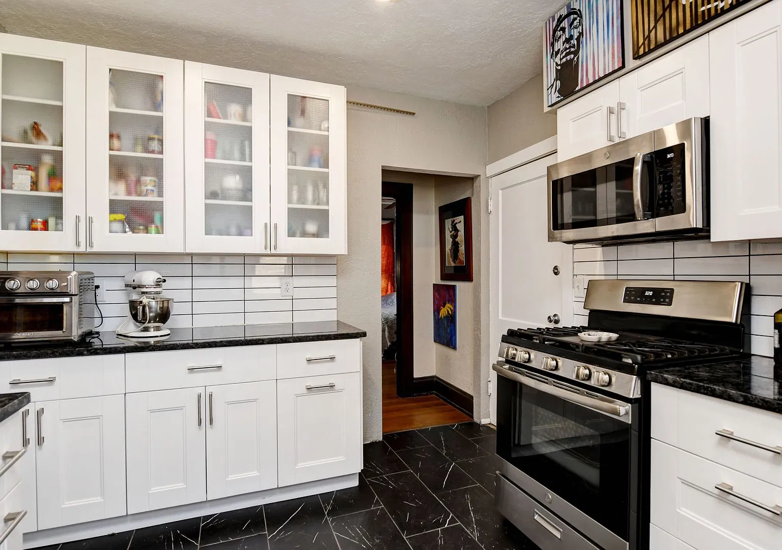 Charming 2-Bedroom Duplex in Franklin Park — Photo 3