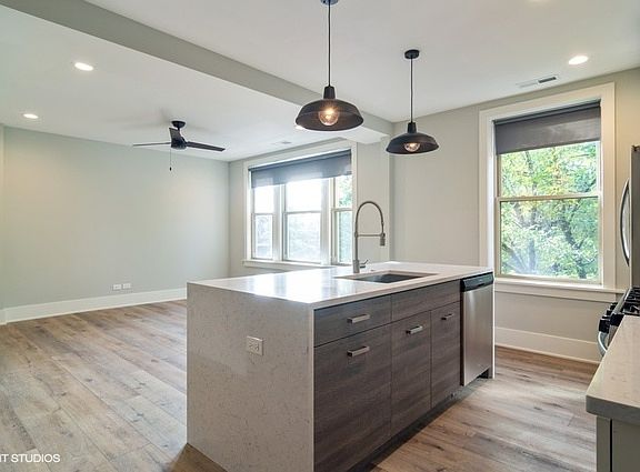 4th image of 2104 W Byron St #2W