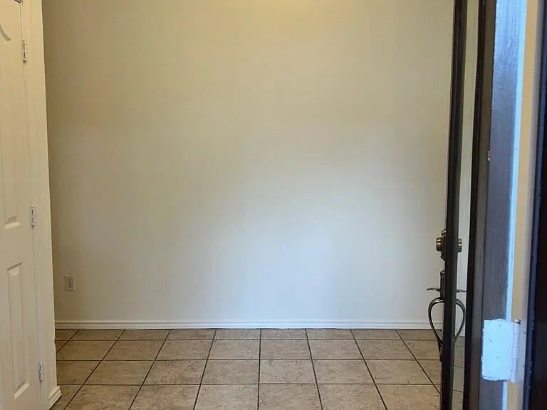 1630 Summerfield Ln N — Photo 2
