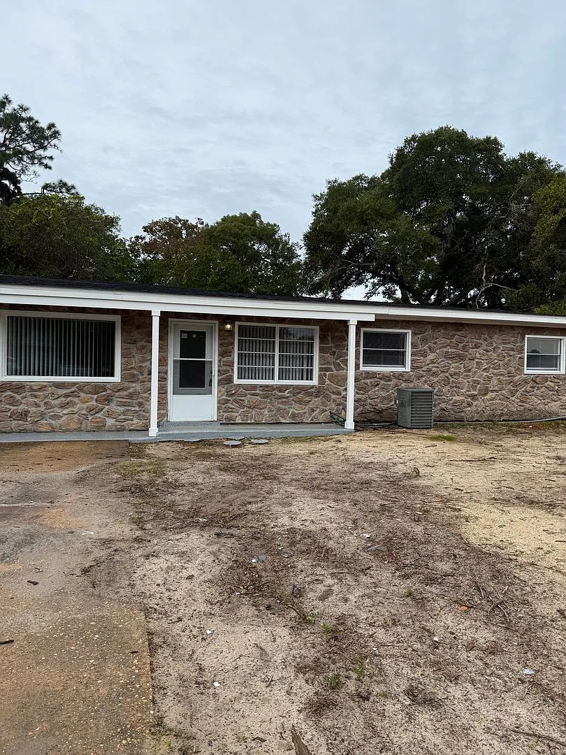 * Home 3-Bedroom 1-Bath Fort Walton Beach - Near Wright Fire Department — Photo 1