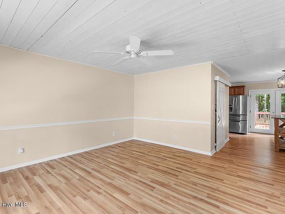 3rd image of 302 Cardinal Road