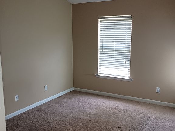 4th image of 818 Blazingwood Dr