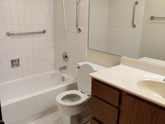 2nd floor full bathroom