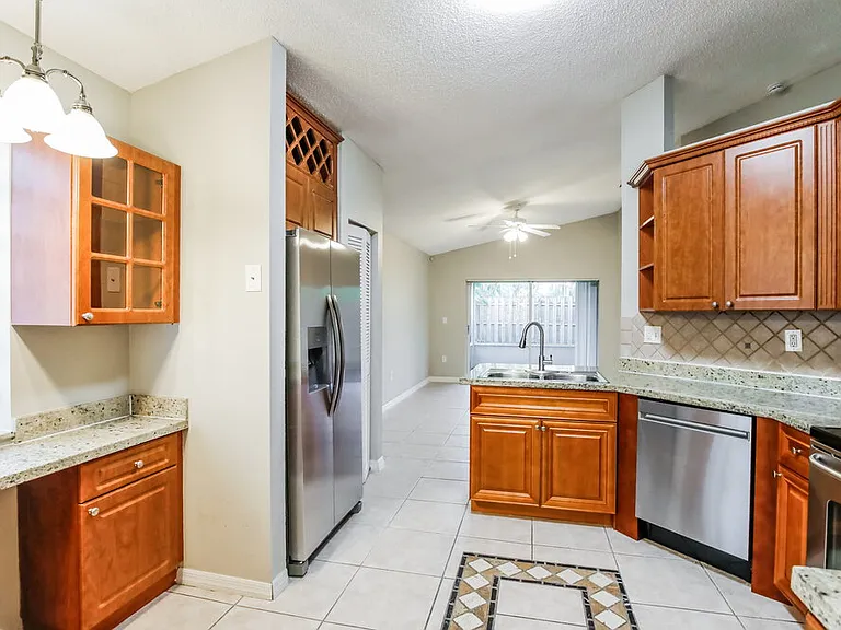 428 Lakeside Cir — Photo 6