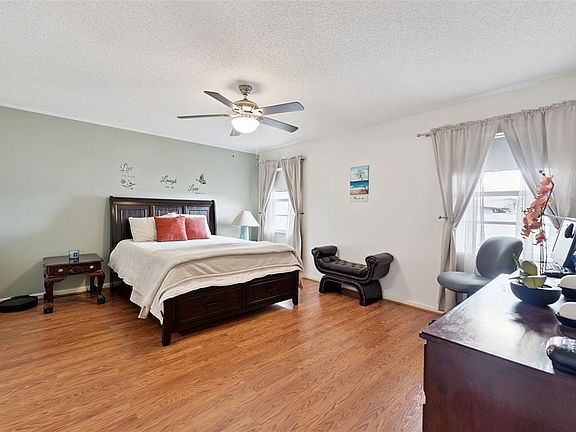 4th image of 1581 OAKVIEW CIRCLE SE