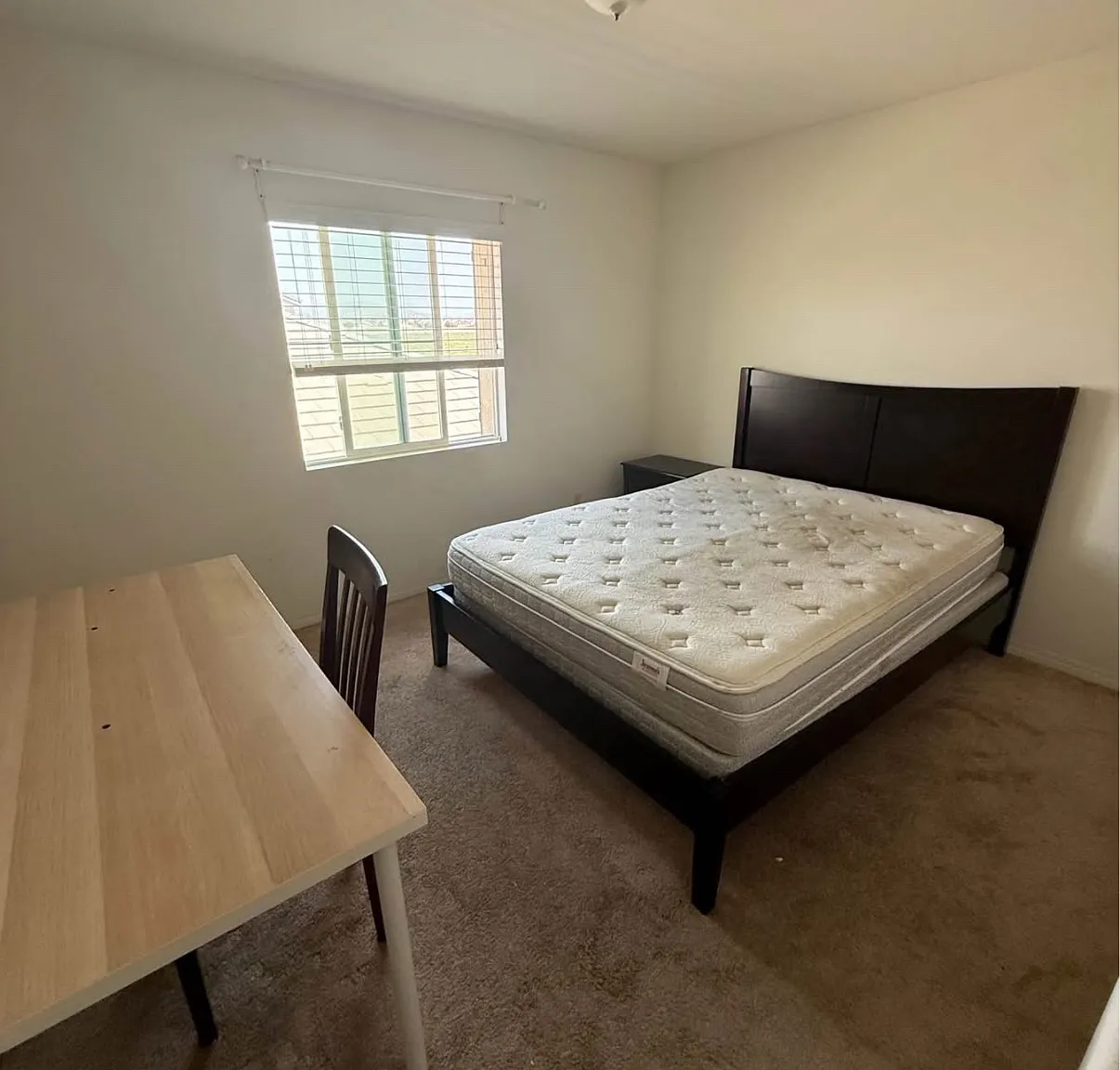 5 bed, $999 — Photo 1