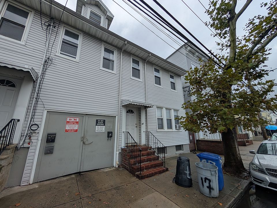 1st image of 17 Niagara St Floor 2