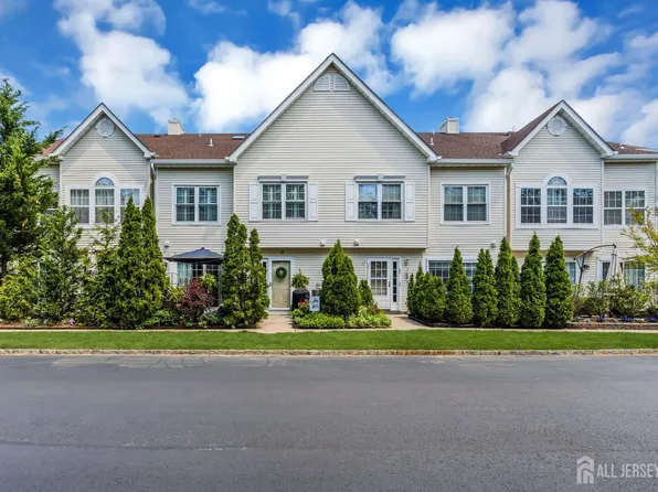 17 Richmond Ct, Tinton Falls, NJ 07712
