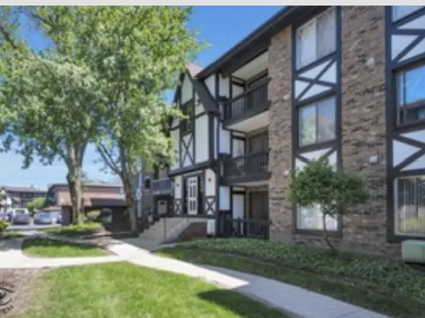 13628 Royal Ct APT 802, Crestwood, IL 60445