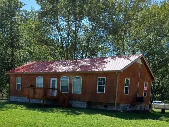 212 S 1st St, Easton, KS 66020