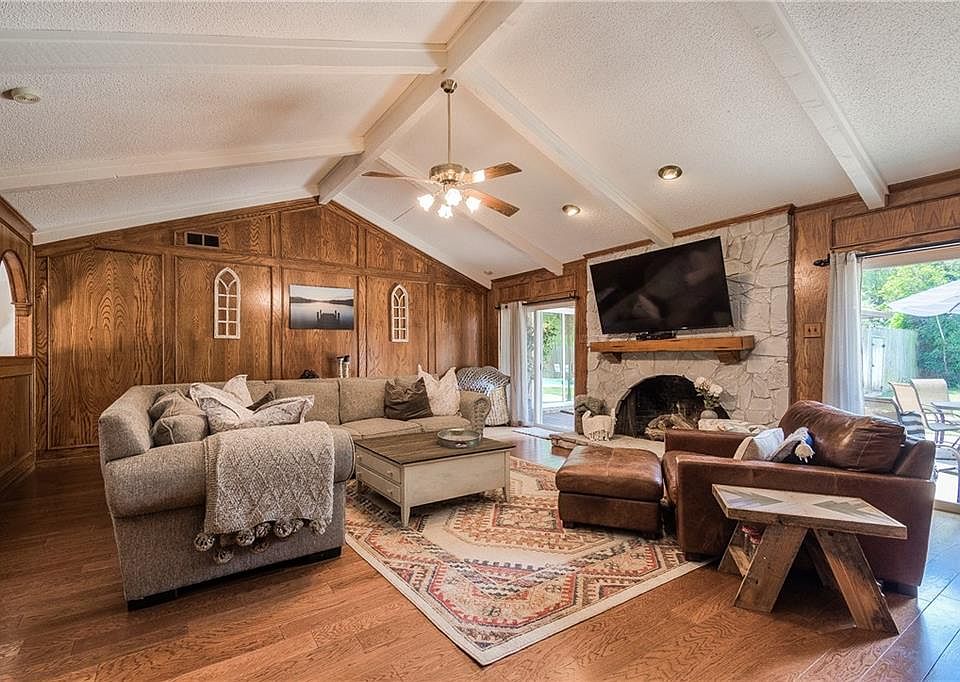 1st image of 3613 S Glenbrook Dr