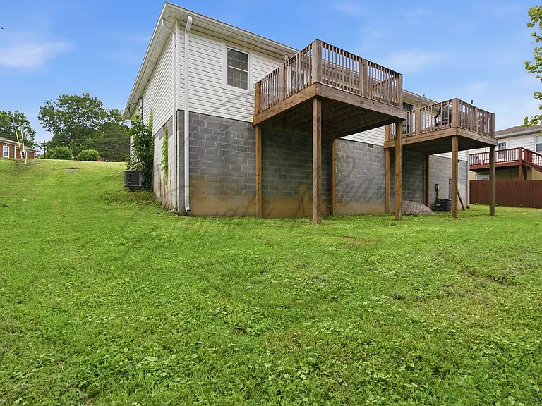 703 Linden Grn — Photo 18