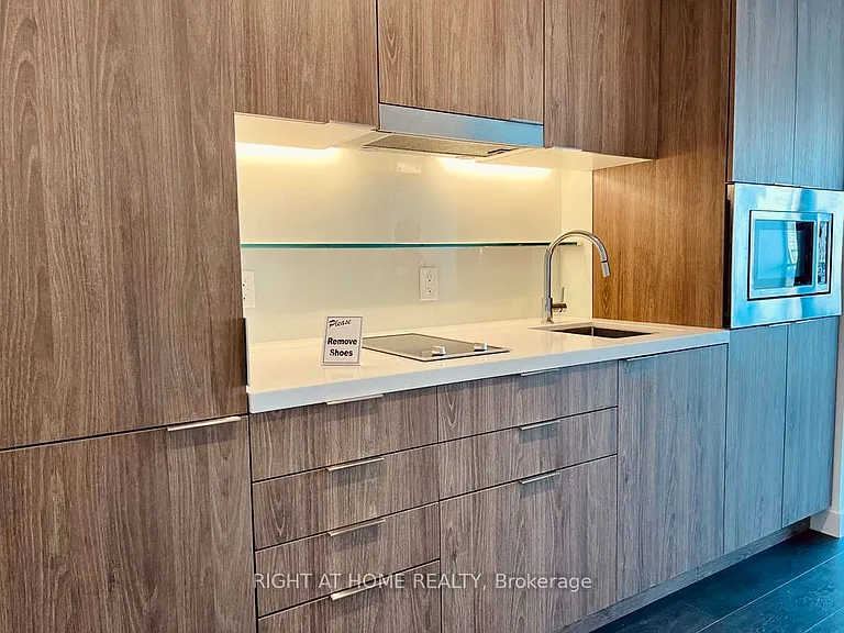 215 Queen St W #2407 — Photo 2