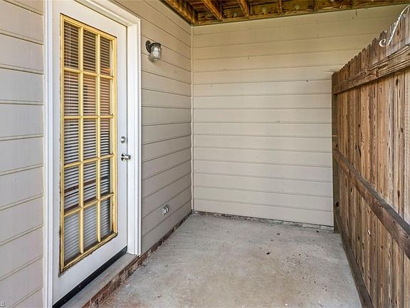 5th image of 33 Meadowood Glen Way