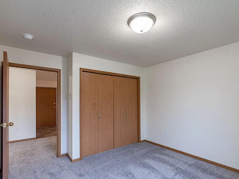 Fargo, ND Oxford Apartments | 21B | Bedroom
