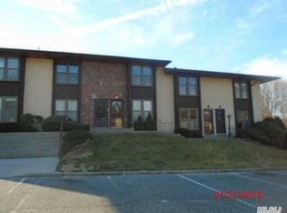 17 Eucalyptus Ct, Selden, NY 11784