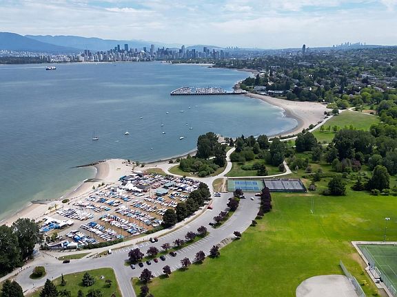 3rd image of 4399 Locarno Cres