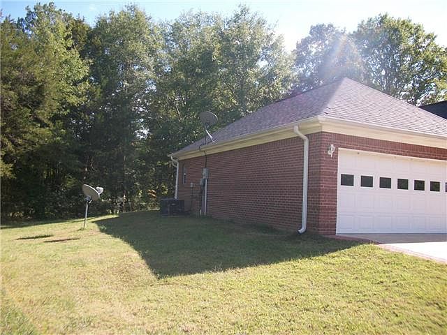 2nd image of 121 Whispering Ln