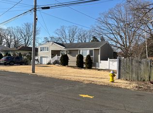 20 New York Ave, Deer Park, NY 11729