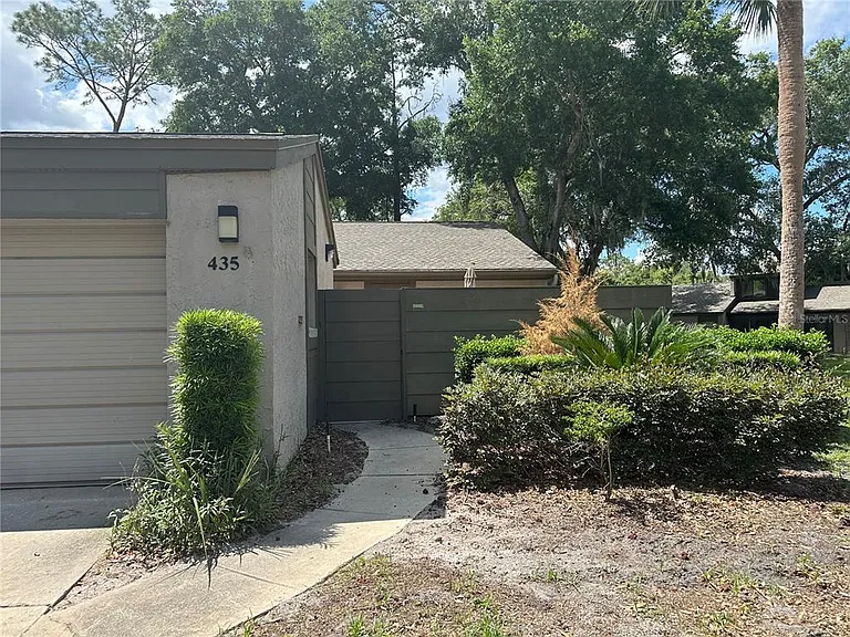 435 Meadowood Blvd — Photo 2