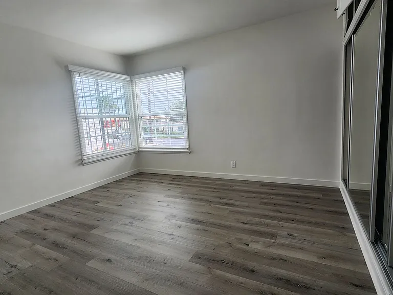2305-2309 Halm Apartments — Photo 6