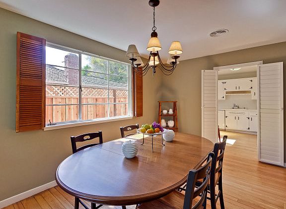 5th image of 555 Saint Claire Dr