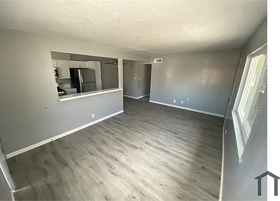 3 bed, 1100 sqft, $2,200 — Photo 2