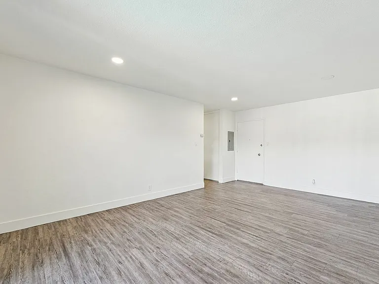 2x1 Livingroom- Entry SRA
