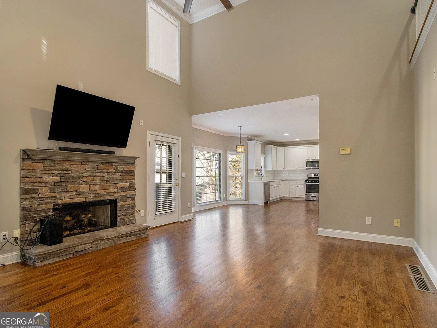 5 bed, 5.0 bath, 3200 sqft, $3,950 — Photo 2