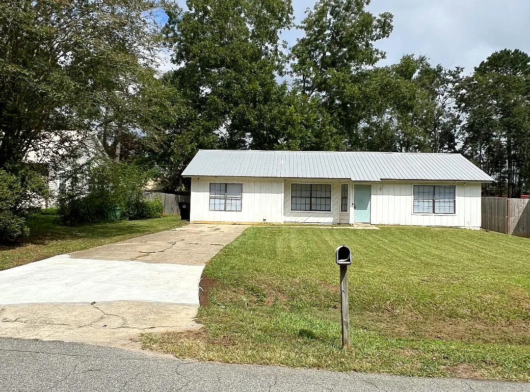 4 bed, 1300 sqft, $1,575 — Photo 1