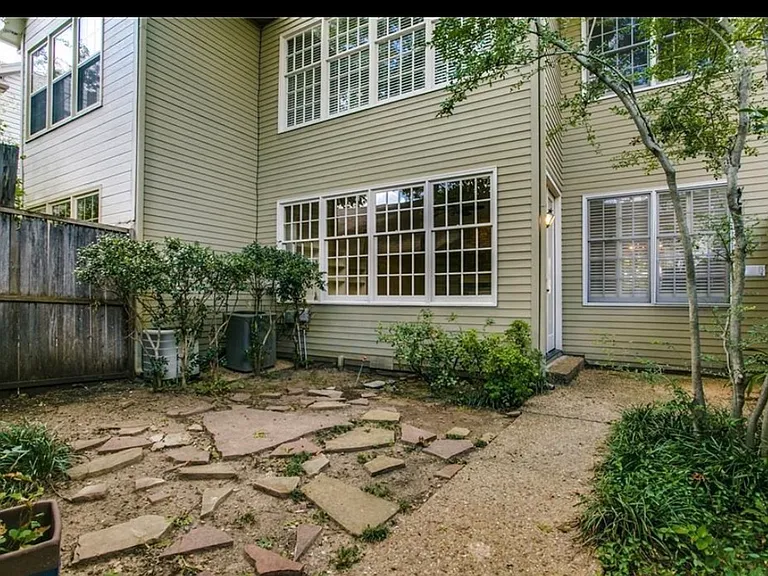4110 Lovers Ln — Photo 10