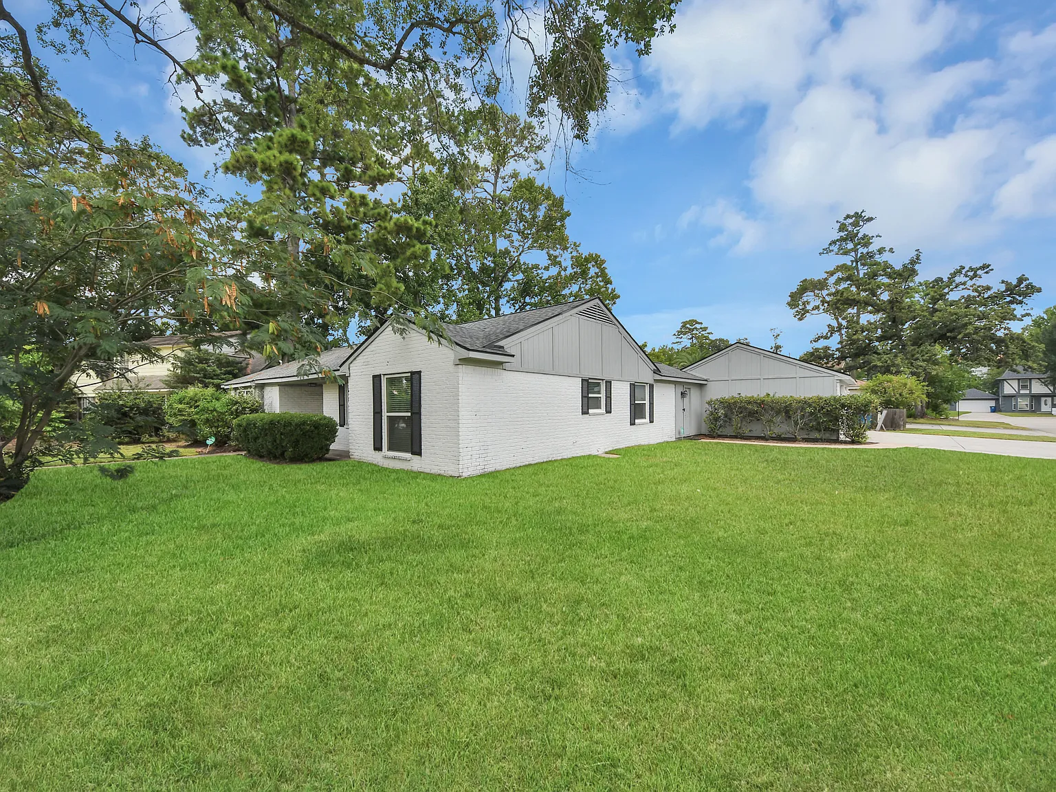4 bed, 2.5 bath, 2000 sqft, $6,800 — Photo 4